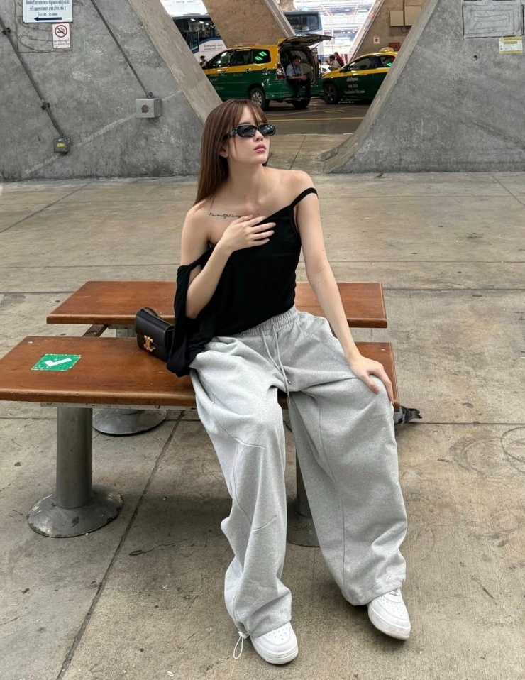 Thời trang sân bay của Thiều Bảo Trâm phóng khoáng qua áo trễ vai, quần nỉ thể thao và sneakers.