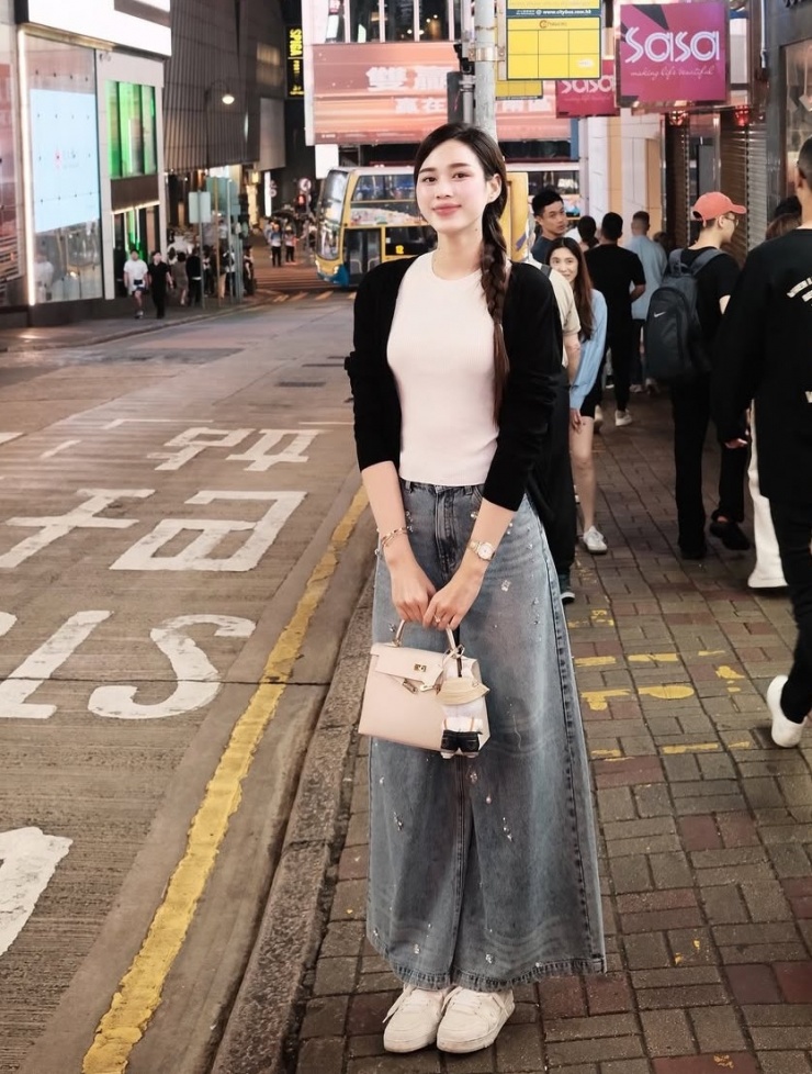 Đỗ Thị Hà chọn quần đính đá và cardigan trong chuyến đi chơi ở Nhật Bản mùa hè năm nay. Để thêm sang trọng, cô xách túi Kelly cỡ nhỏ màu hồng phấn.