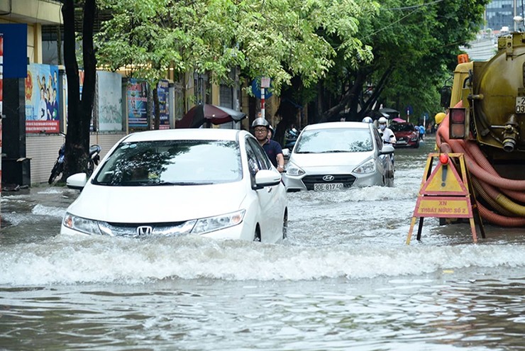 Nhiều người vẫn chủ quan tin rằng mình có đủ trình độ để lái xe qua vùng nước lũ.