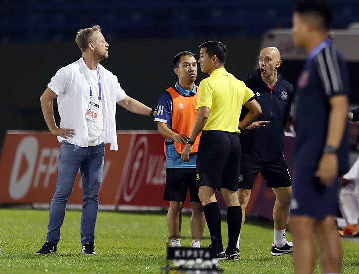 Ông Luis Viegas (bìa phải) phản ứng trọng tài ở trận đấu giữa Becamex TP.HCM và Công an Hà Nội.