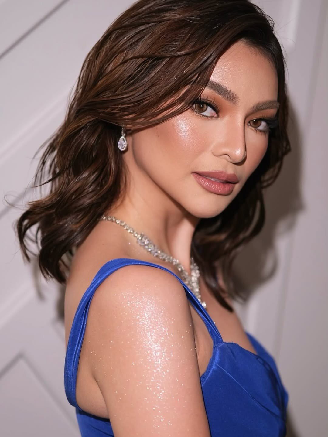 Emma năm nay 30 tuổi, là người mẫu, người dẫn chương trình truyền hình nổi tiếng ở Philippines. Cô cũng là gương mặt quen thuộc với giới sắc đẹp.