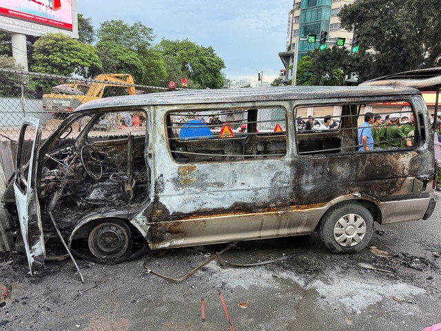 Ô tô bị cháy trơ khung trên đường Trần Phú, Hà Đông, Hà Nội chiều 24/8.