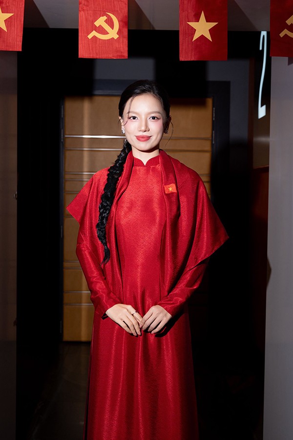 Lê Hạ Anh vào vai Hồng trong phim điện ảnh "Mưa đỏ". Trong phim này, nữ diễn viên là biểu tượng cho rất nhiều nữ thanh niên xung phong thời chiến. Cô gái nhỏ bé nhưng gan dạ, vượt mưa bom bão đạn, đưa các chiến sĩ sang sông. Hạ Anh được đạo diễn yêu cầu không trang điểm để mang đến cho khán giả những hình ảnh chân thực, mộc mạc nhất.