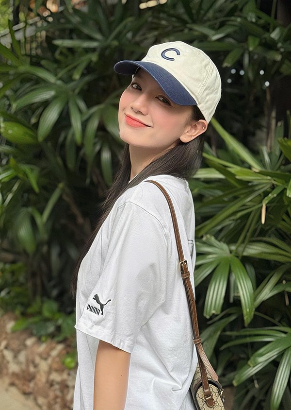 Đời thực, nữ diễn viên 30 tuổi có sắc vóc trẻ trung và năng động. Dù sinh ra ở vùng đất Tây Nguyên nắng gió nhưng Lê Hạ Anh vẫn gây chú ý bởi làn da trắng nõn mịn màng.