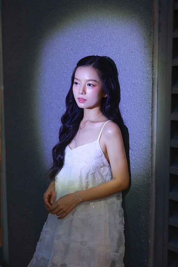 Cô khuyên các bạn gái chỉ tẩy tế bào chết 1-2 lần/tuần thôi nè. Tần suất này vừa giúp bạn loại bỏ hiệu quả lớp sừng cũ, bụi bẩn gây cảm giác da sần sùi, vừa giúp da thông thoáng nên dễ hấp thụ các thành phần dưỡng trắng hơn đó. Bạn có thể chọn sử dụng tẩy tế bào chết dạng gel hoặc bằng các nguyên liệu thiên nhiên như: trái cây, đường, dầu ô liu…