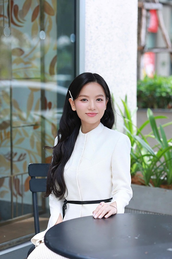 Ngoài ra, trong việc chống nắng, Lê Hạ Anh khuyên mỗi khi ra ngoài cho dù trời không nắng, các bạn gái đừng quên che chắn cẩn thận và bôi kem chống nắng có chỉ số SPF từ 30 trở lên.