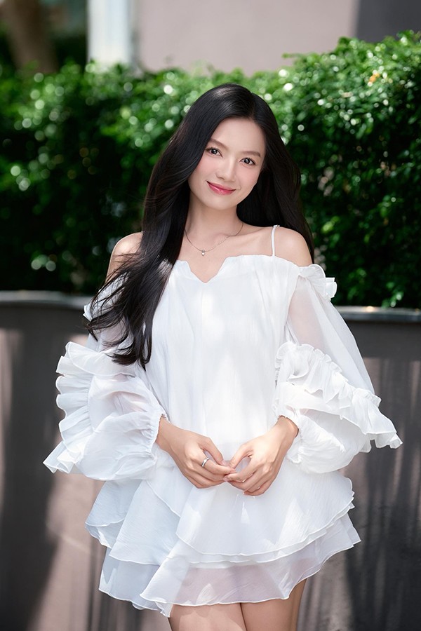 Nhờ việc chăm sóc chuẩn nên dù sinh ra ở vùng đất Tây Nguyên nắng gió nhưng Lê Hạ Anh vẫn có làn da trắng mịn màng.
