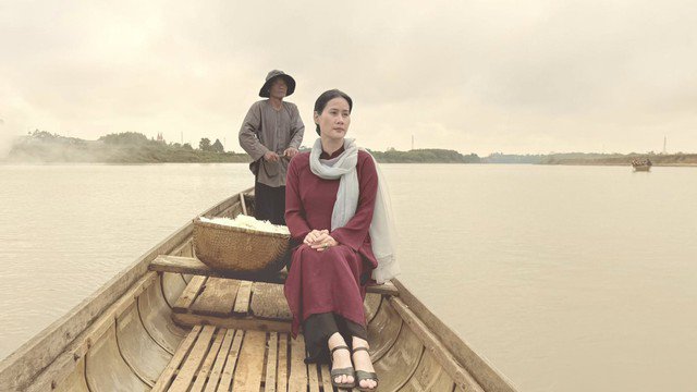 Trong phim "Mưa đỏ", diễn viên Thân Thúy Hà, vào vai mẹ của nhân vật Quang vốn không phải là thử thách về mặt kỹ năng diễn xuất nhưng lại mang đến nhiều trải nghiệm cho chị. Nữ diễn viên nói: "Đặt trong bối cảnh của bộ phim, có những phân đoạn dù đau khổ vì mất con nhưng tôi không được khóc vì đó là nỗi đau âm ỉ. Đã có nhiều khoảnh khắc tôi phải tự trấn an bản thân không được khóc nhưng câu chuyện và bối cảnh đã khiến tôi không kìm được cảm xúc".