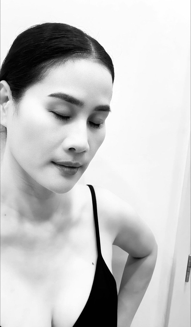 Với Thân Thúy Hà để có làn da khỏe đẹp, chị chọn cách ít trang điểm để da được "thở". Nhờ vậy, ở tuổi 47, làn da của chị vẫn khỏe khoắn, trẻ đẹp.