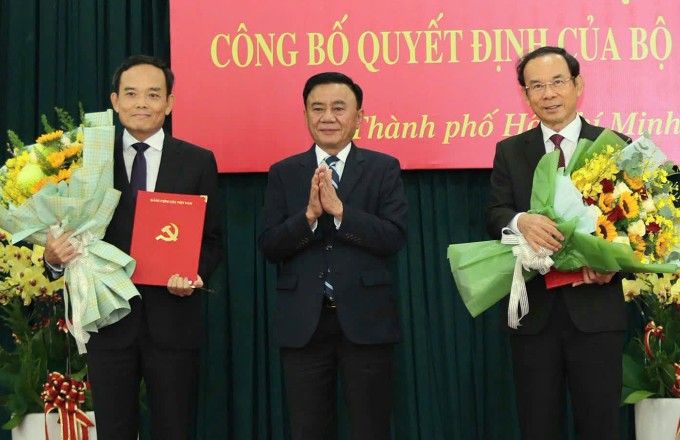 Thường trực Ban Bí thư Trần Cẩm Tú trao quyết định của Bộ Chính trị cho ông Trần Lưu Quang (trái) và ông Nguyễn Văn Nên (phải), sáng 25/8. Ảnh: Đình Văn