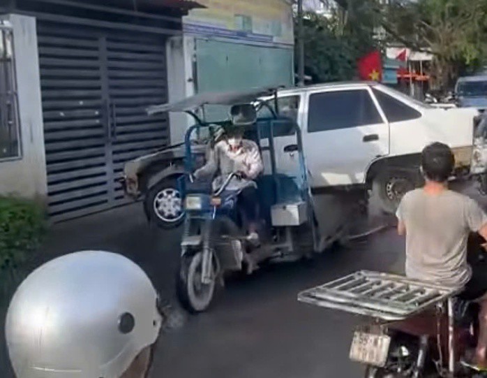 Xe ba gác "cõng"... ô tô.