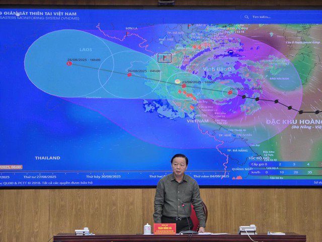 Phó Thủ tướng Trần Hồng Hà chủ trì họp Ban chỉ đạo tiền phương về ứng phó bão số 5 (bão Kajiki), đặt tại Trung tâm chỉ huy Quân khu 4.