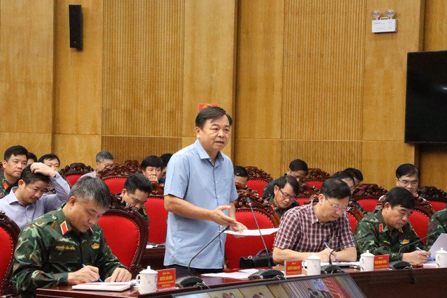 Thứ trưởng Bộ Nông nghiệp và Môi trường Nguyễn Hoàng Hiệp tại cuộc họp ứng phó với bão số 5 sáng nay.