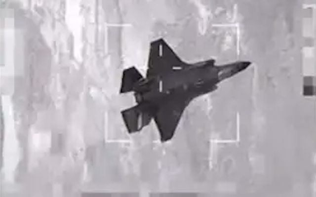 Tiêm kích Rafale khóa mục tiêu F-35 trong cuộc tập trận Atlantic Trident 25. (Nguồn: MW)