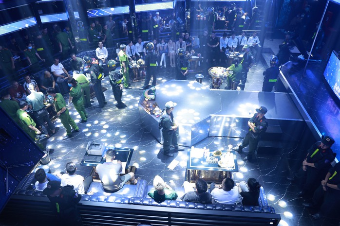 Lực lượng công an kiểm tra 2 cơ sở nhà hàng, quán bar, qua đó phát hiện hàng trăm người dương tính ma túy. Ảnh: Trần Khôi