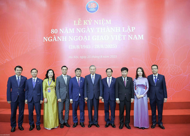 Tổng Bí thư Tô Lâm cùng lãnh đạo Bộ Ngoại giao chụp ảnh tại lễ kỷ niệm ngày 25-8. Ảnh: Baoquocte.vn
