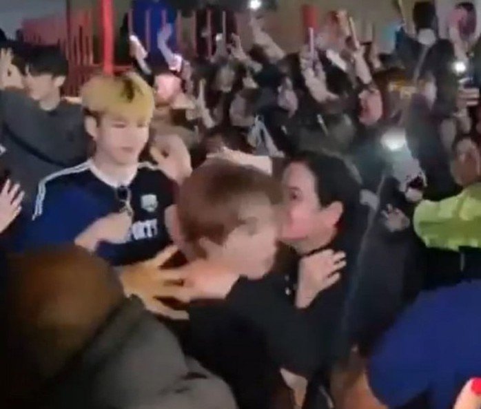 Eunho của nhóm Younite bất ngờ bị một phụ nữ lao đến hôn