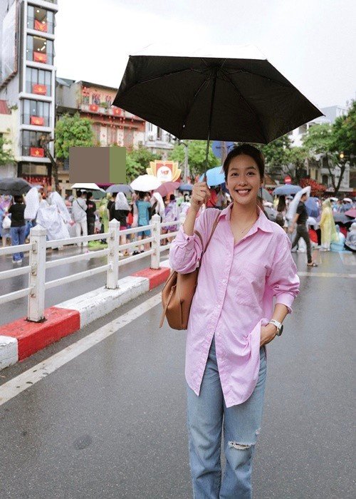 Diễn viên Khả Ngân ra Hà Nội xem buổi tổng hợp luyện diễu binh cho đại lễ 2/9. Ảnh: FB Khả Ngân.
