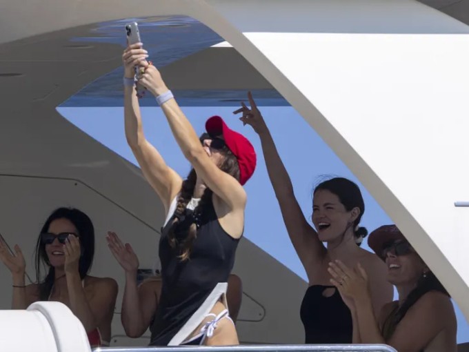 Selena Gomez và bạn bè trên du thuyền ở Mexico. Ảnh: Backgrid