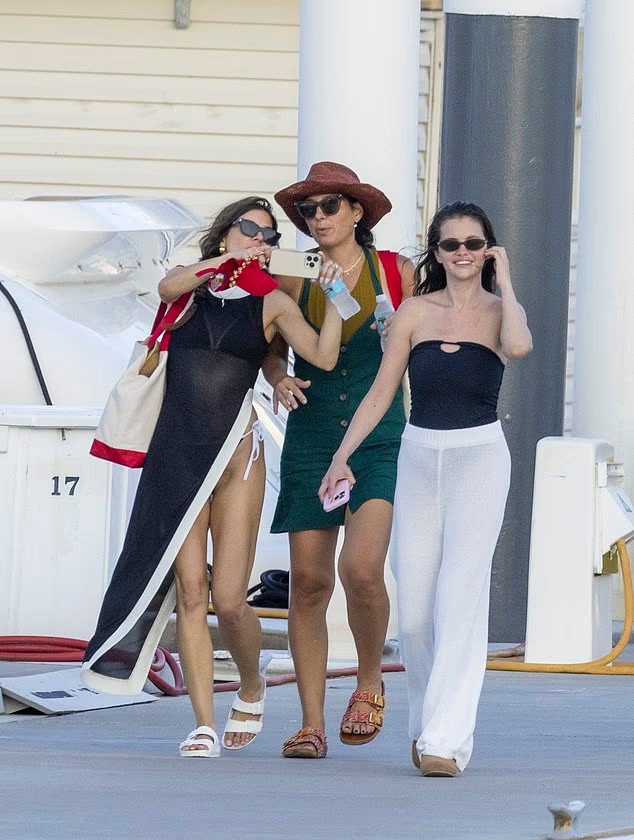 Selena Gomez tận hưởng chuyến nghỉ dưỡng với nhóm bạn nữ trong khi vị hôn phu đi chơi với nhóm bạn riêng. Ảnh: Backgrid