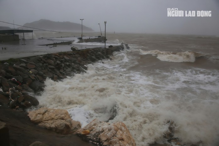 Biển động dữ dội, sóng liên tiếp tràn qua, đánh bật nhiều đoạn đường ven cảng.
