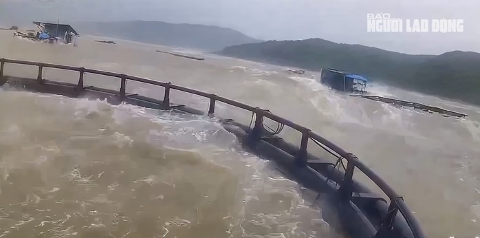 Hình cảnh các lồng cá trên vùng biển Hòn La bị sóng đánh trôi