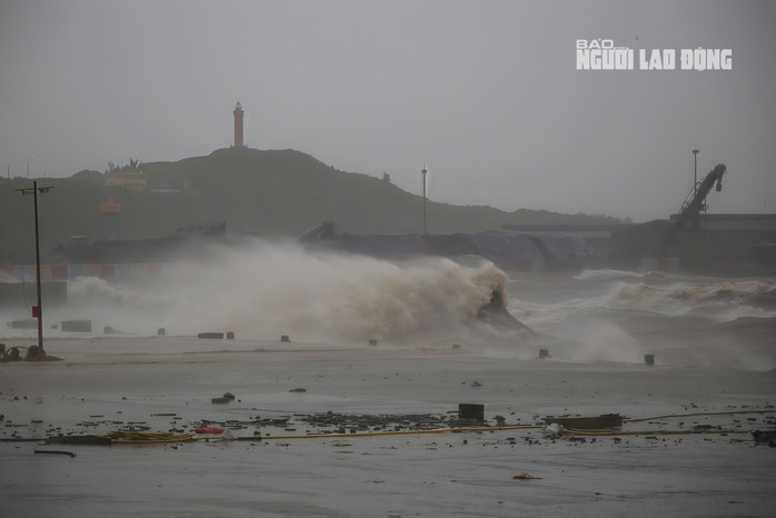 Từng đợt sóng liên tiếp dội ầm ầm vào bờ cảng Hòn La, trắng xóa cả một vùng biển