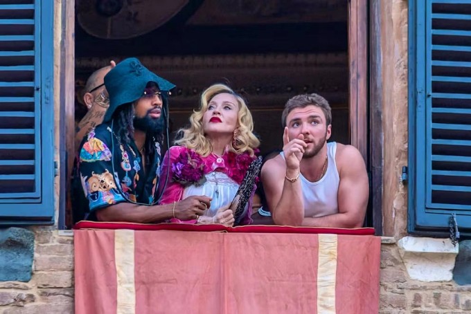 Madonna bên bạn trai (trái) và con trai Rocco (phải) tại trường đua. Ảnh: IMAGO