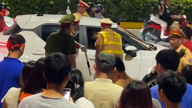 Lực lượng CSGT hỗ trợ cháu bé đi cấp cứu giữa biển người đi xem tổng hợp luyện diễu binh, diễu hành mừng Quốc khánh tối ngày 24/8.