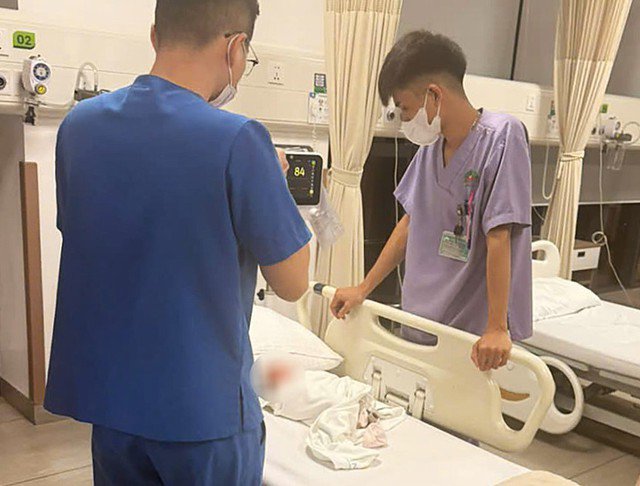 Cháu bé được kịp thời đưa đến bệnh viện để cấp cứu.