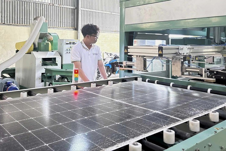 Nhưng việc tái chế pin mặt trời đã qua sử dụng vẫn là điều gây nhức nhối cho các nhà khoa học.