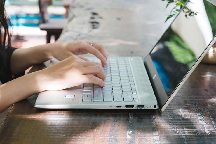 Nếu quá hạn chế ngân sách, hãy chọn loại laptop RAM 8 GB cùng một khe cắm nâng cấp về sau.