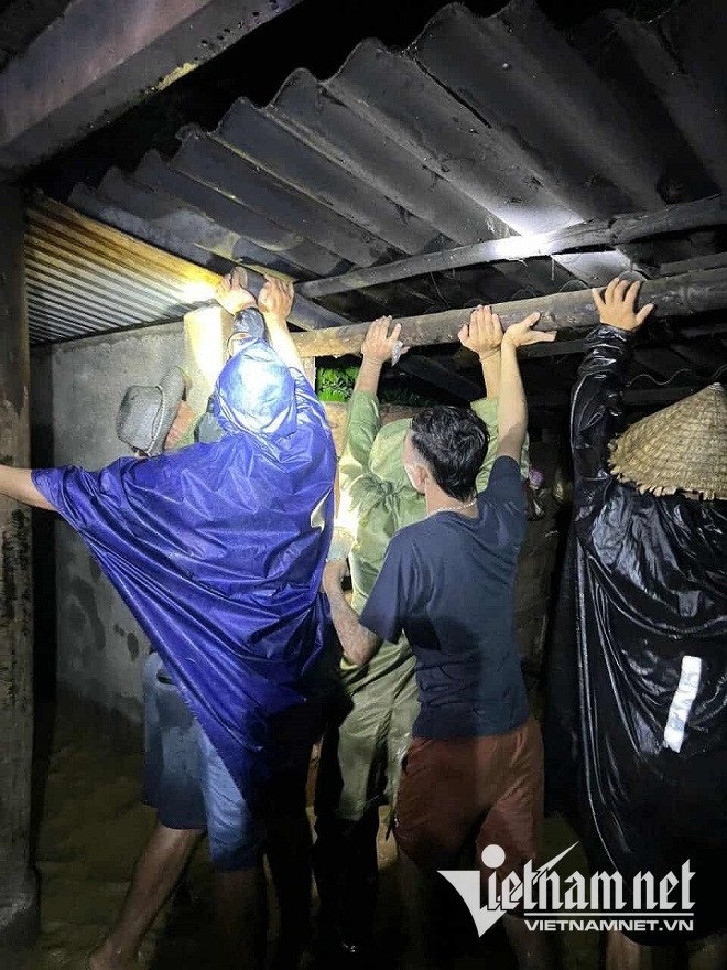 Cập nhật bão số 5: 9 người thương vong, hơn 600 nhà tốc mái, bão quần thảo dữ dội ở Nghệ An - Hà Tĩnh - 4