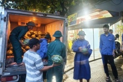 Bão số 5 áp sát, cả phường ngược xuôi giải cứu dưa hấu