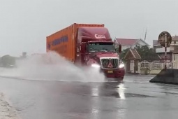 Quảng Trị: Bão số 5 gây mưa lớn, Quốc lộ 1A nhiều đoạn ngập sâu