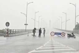 Tin tức trong ngày - Trước giờ "G" bão số 5 Kajiki đổ bộ, mưa trắng trời, cây đổ, gió giật mạnh