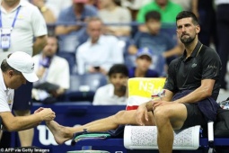 Djokovic lộ vết thương đáng sợ, Medvedev đập nát vợt rồi khóc ở US Open