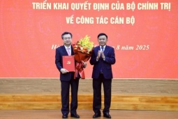 Triển khai quyết định của Bộ Chính trị về công tác cán bộ