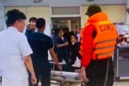 Tin tức trong ngày - Công an Nghệ An dùng xe chuyên dụng đưa thiếu niên 15 tuổi đi cấp cứu trong mưa bão