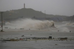 Bão số 5 (Kajiki): Kinh hoàng cảnh sóng dữ cao hơn 3m như "nuốt" cảng Hòn La