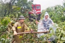 Tin tức trong ngày - Bão số 5 giật cấp 13 trên đất liền, đã khiến 1 người chết, 8 người bị thương