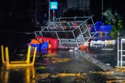 Tin tức trong ngày - Hàng quán, nhà dân tan hoang trong bão Kajiki