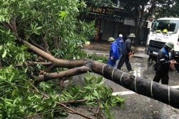 Nhà sập trong bão số 5, vợ và con gái thoát được ra ngoài, chồng bị mắc kẹt