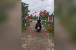 Xe máy - Xe đạp - Clip: Cô gái diễn Titanic trên xe máy và cái kết khiến dân mạng "cười ngất"