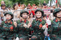 Bạn trẻ - Cuộc sống - Những 'bông hồng thép' trong ngày hợp luyện diễu binh