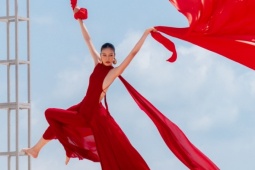 Thời trang - Thí sinh Vietnam's Next Top Model đu xà chụp hình trên đồi cát