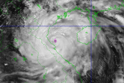Tin tức trong ngày - Bão số 5 bất ngờ di chuyển chậm lại, thời gian quần thảo trên đất liền kéo dài