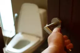 Thấy những dấu hiệu này khi đi tiểu, có thể thận của bạn đang 'kêu cứu'