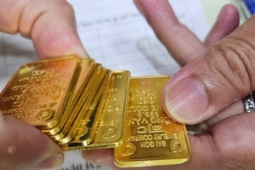 Kinh doanh - Các tiệm vàng nhỏ âm thầm mua bán vàng miếng SJC, đẩy giá lên cao kỷ lục