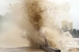 Tin tức trong ngày - Sóng biển Đồ Sơn cao 3-4m do ảnh hưởng bão số 5